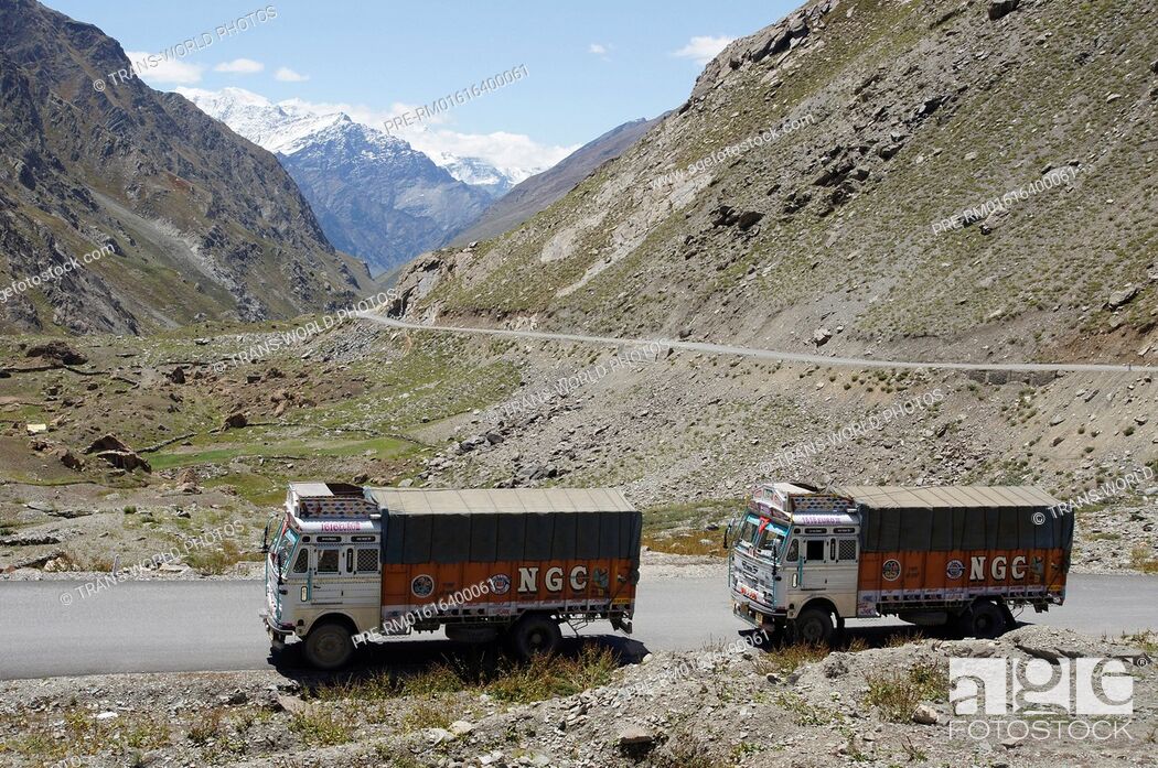 Stock Photo: Trucks near Patseo, Manali-Leh Highway, Lahaul and Spiti, Himachal Pradesh, India / Lastwagen bei Patseo, Manali-Leh Highway, Lahaul und Spiti, Himachal Pradesh.