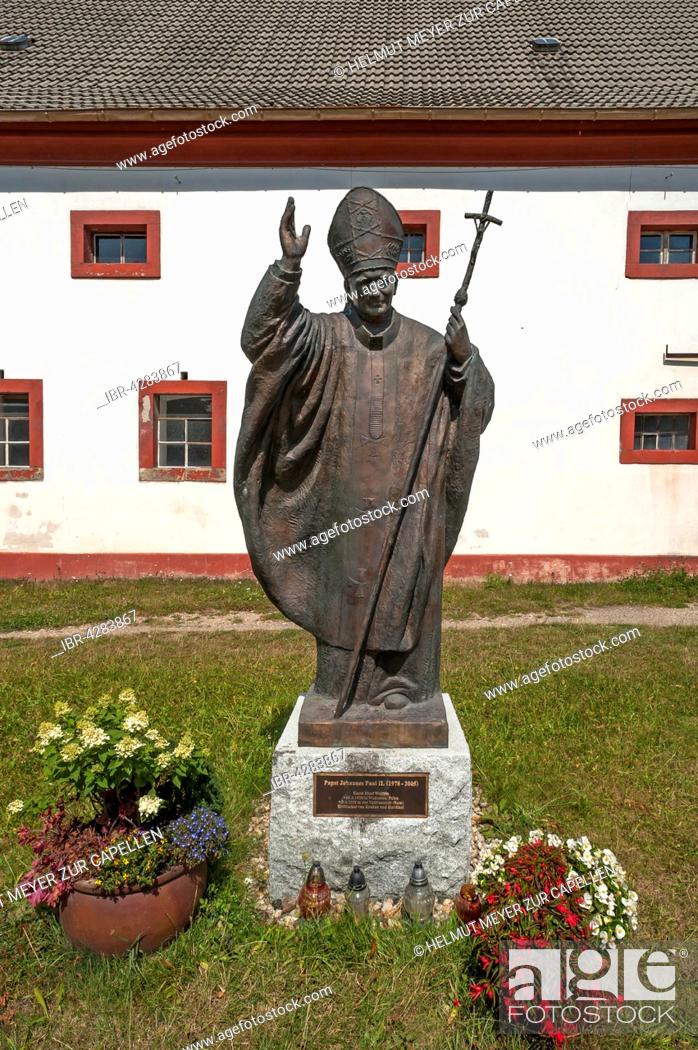 Imagen: Monument of Pope John Paul II., 1978-2005, Cistercian Abbey, Stift St. Marienthal on the Neisse, Oberlausitz, Saxony, Germany.