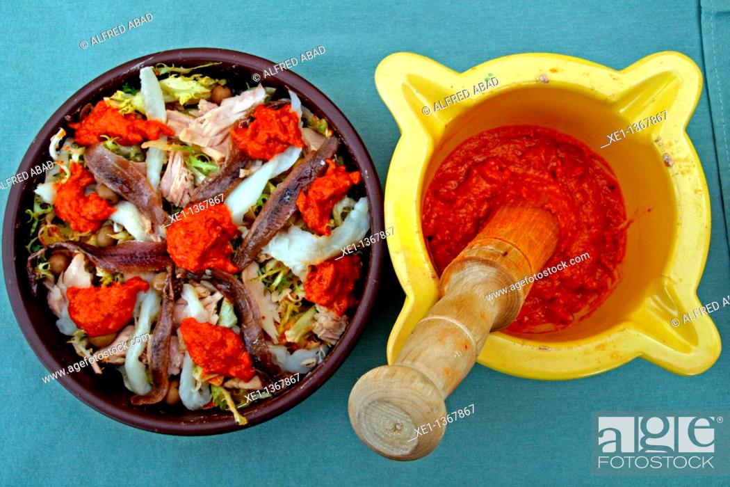 Stock Photo: xato casserole and sauce, Xatonada Popular'11, Cubelles, Catalonia, Spain.