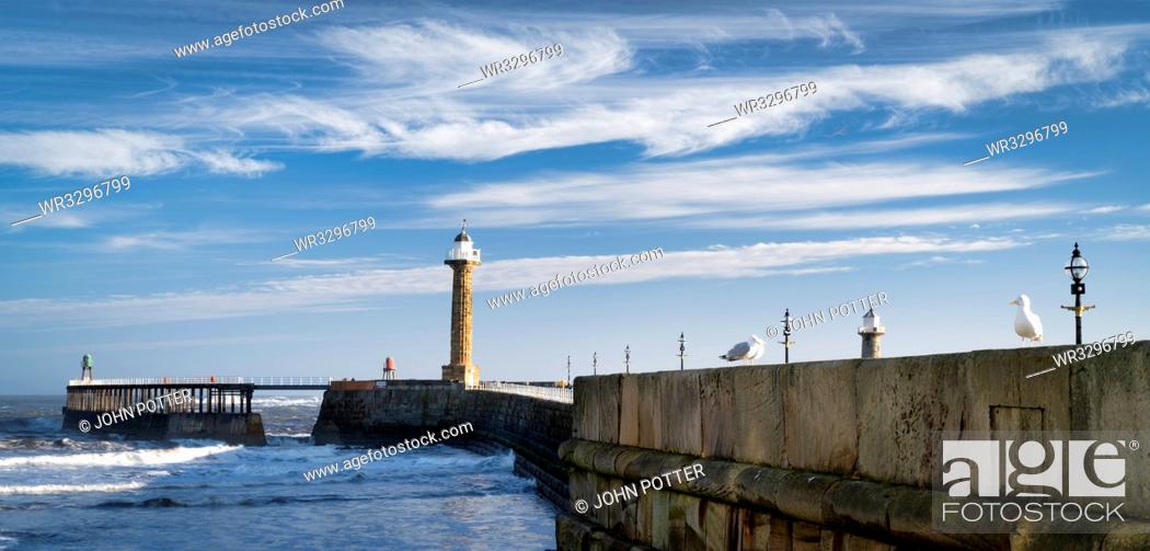 Imagen: Whitby West Pier panorama and lighthouses, Whitby, North Yorkshire, Yorkshire, England, United Kingdom, Europe.