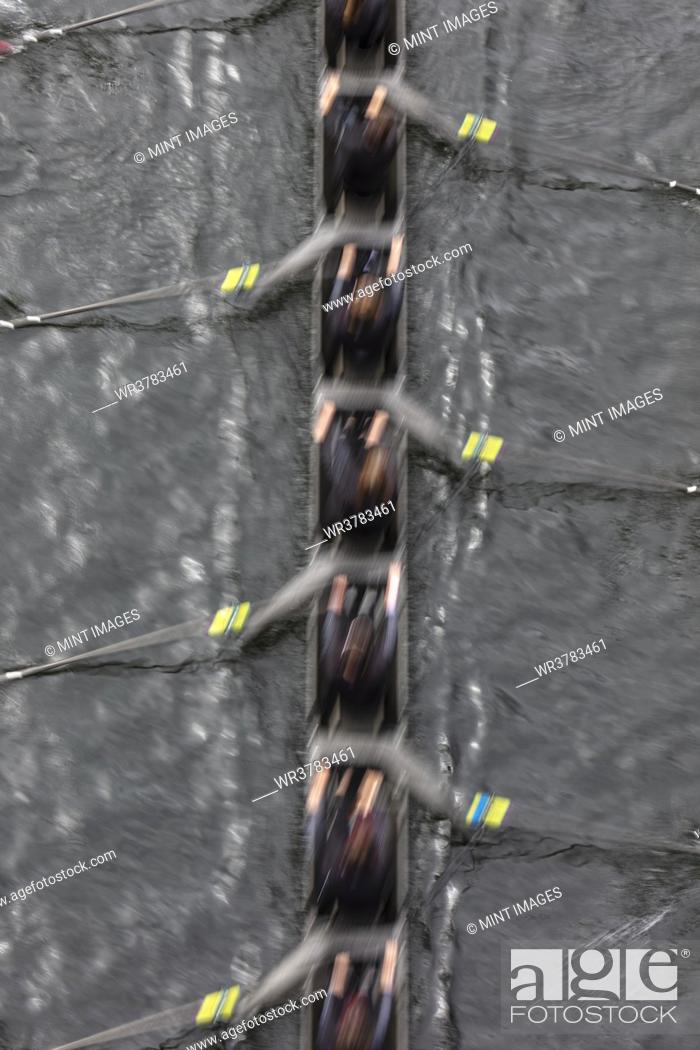 Imagen: Overhead view of female crew racers rowing in an octuple racing shell, an eights team.