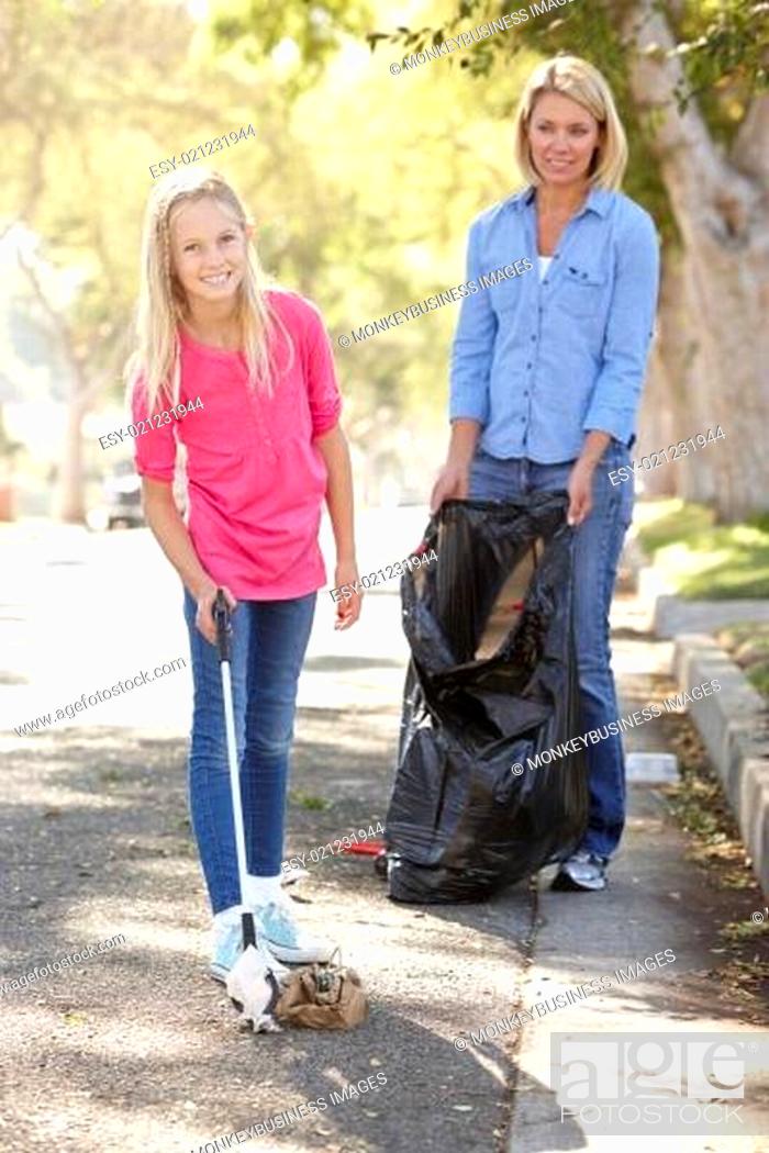 Imagen: Mother And Daughter Picking Up Litter In Suburban Street.