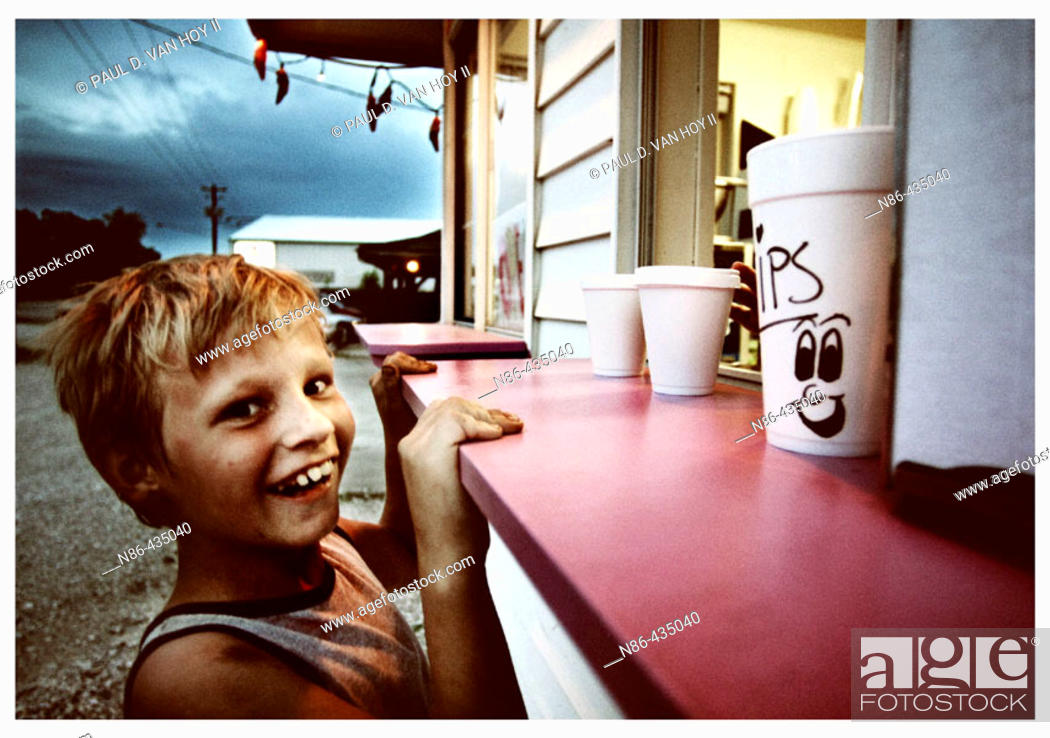 Photo de stock: Smiling boy at ice cream stand. Indiana, USA.