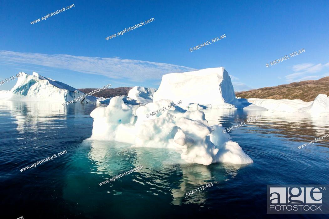 Photo de stock: Grounded icebergs, Rode O (Red Island), Scoresbysund, Northeast Greenland, Polar Regions.