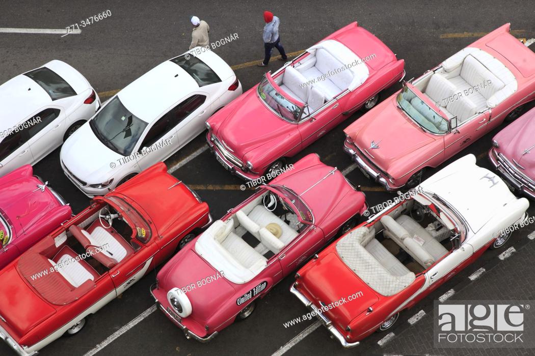 Photo de stock: Cuba, Havana, vintage cars, elevated view, .