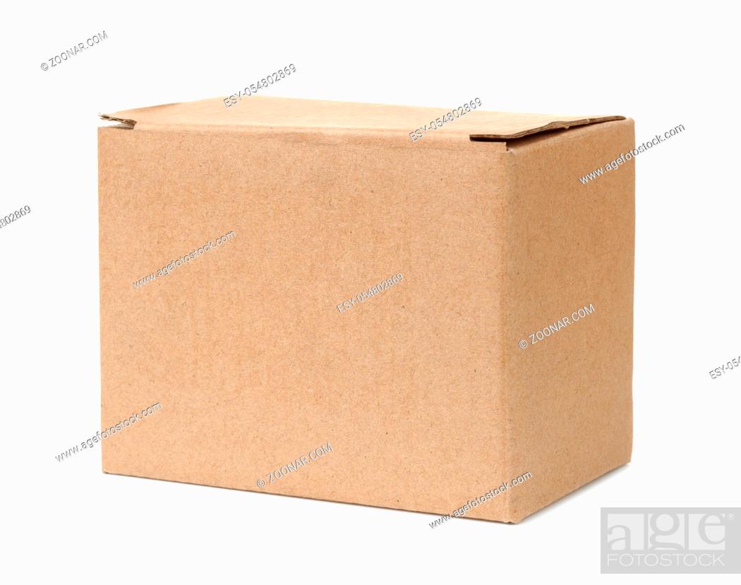 Imagen: Blank closed brown cardboard box isolated on white.
