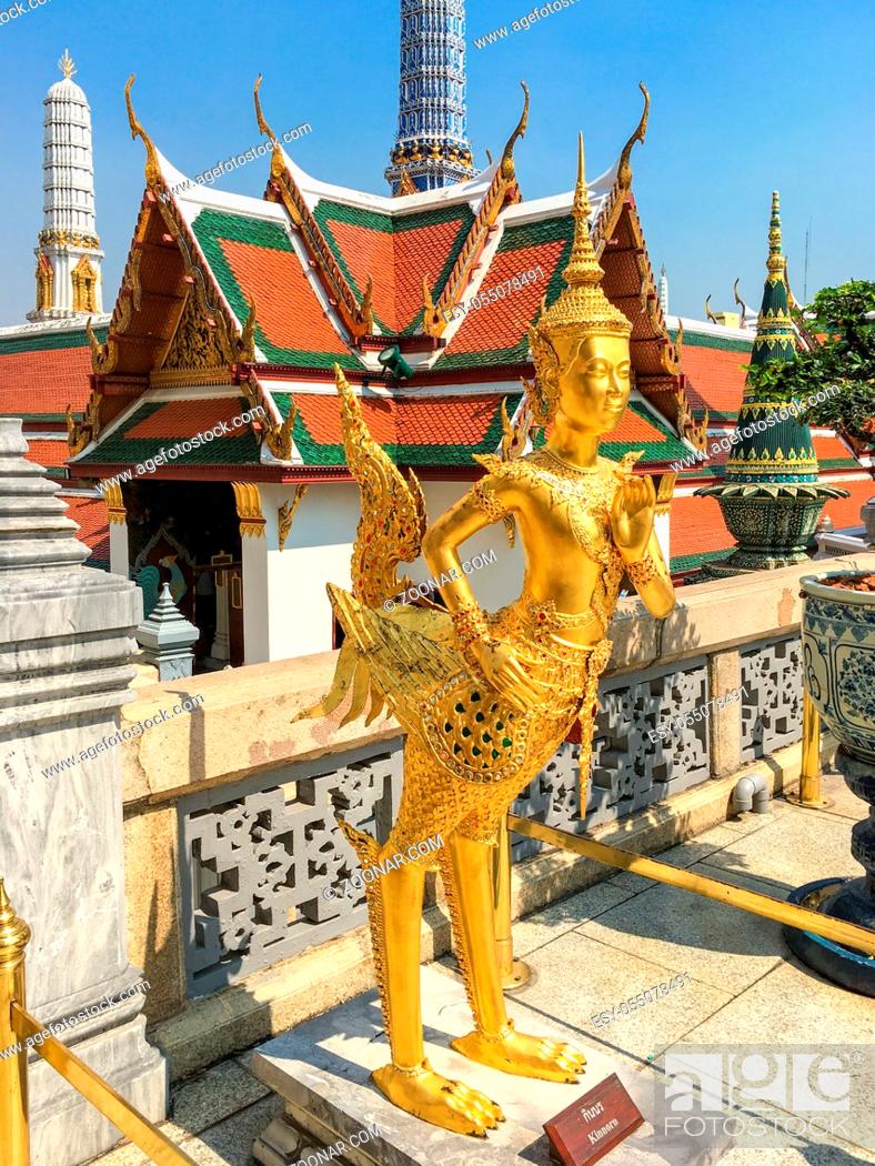 Imagen: Statue of a Kinnara in Wat Phra Kaew in Bangkok, Thailand. In Southeast Asian mythology, Kinnaris are depicted as half-bird, half-woman creatures.