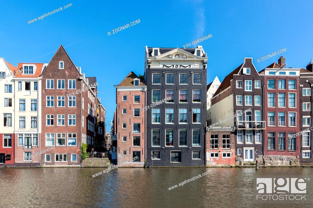 Imagen: Cityscape of Amsterdam city with historic houses along Canals.