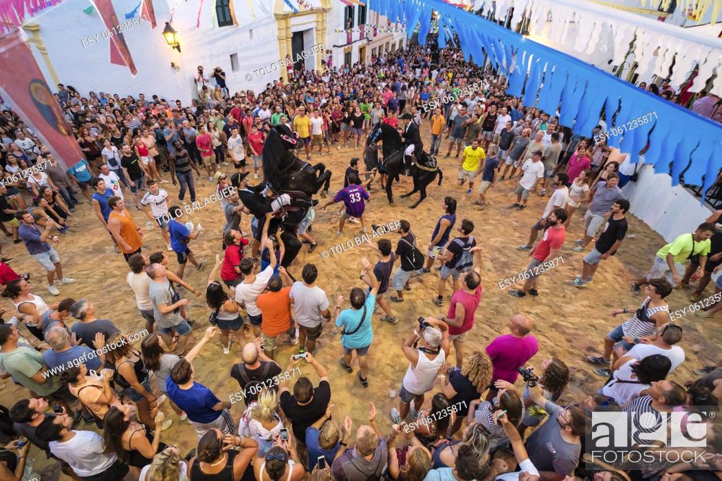 Photo de stock: Jaleo, danza tradicional con caballos, originaria del siglo XIV, fiestas de Sant Bartomeu, Ferreries, Menorca, balearic islands, Spain.