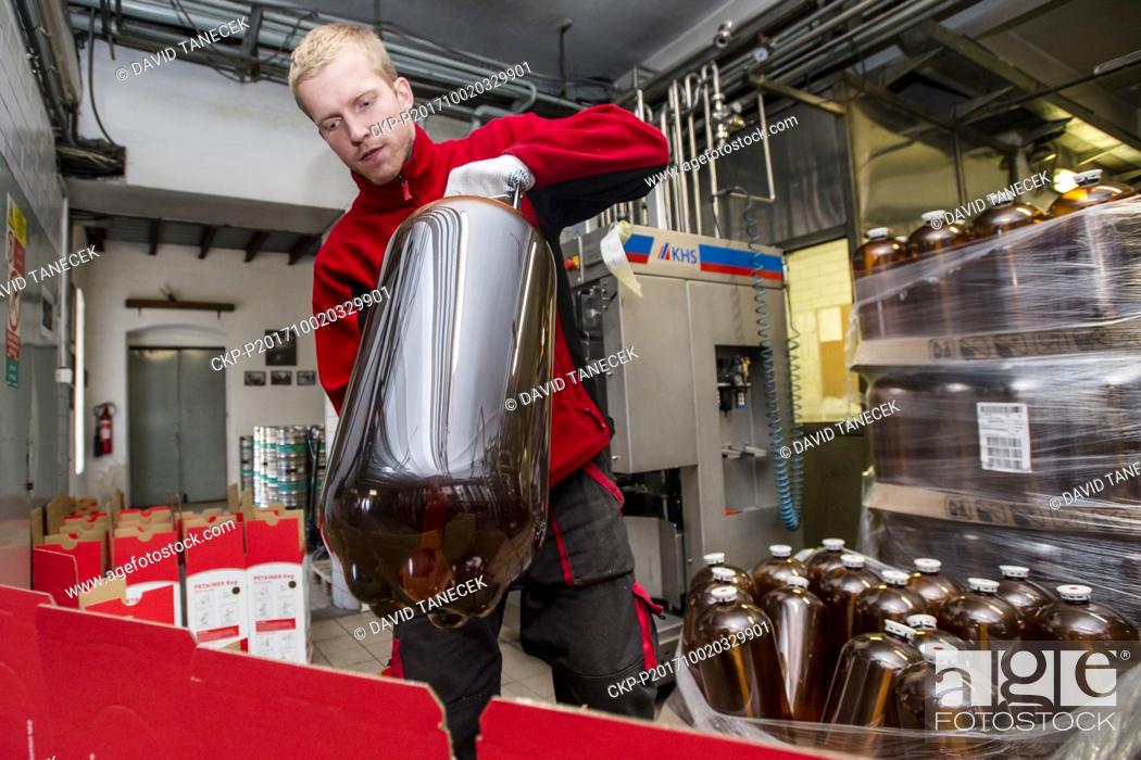 Photo de stock: Primator (The Mayor) brewery has used a 20-liter plastic barrel called petainer as a beer container for several years. The brewery uses petainers mainly for.