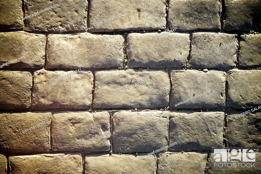 Imagen: Floor of a street with stone tiles.