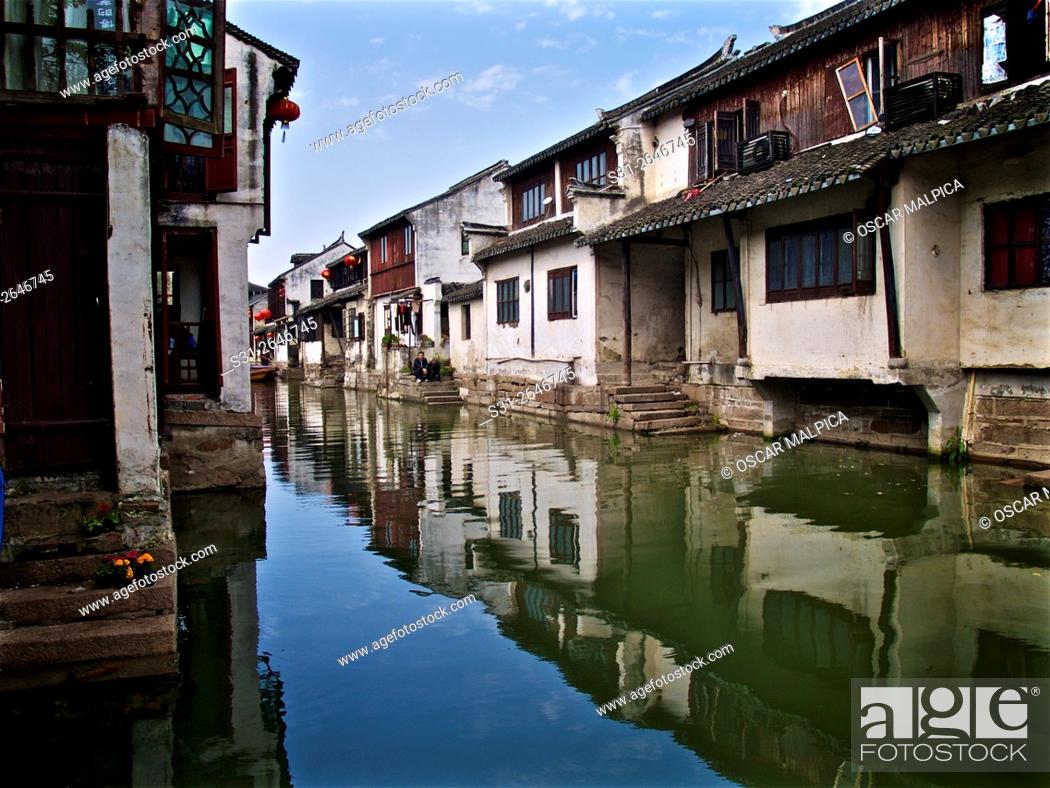 Imagen: ancient water town of zhouzhuang in china near shanghai.
