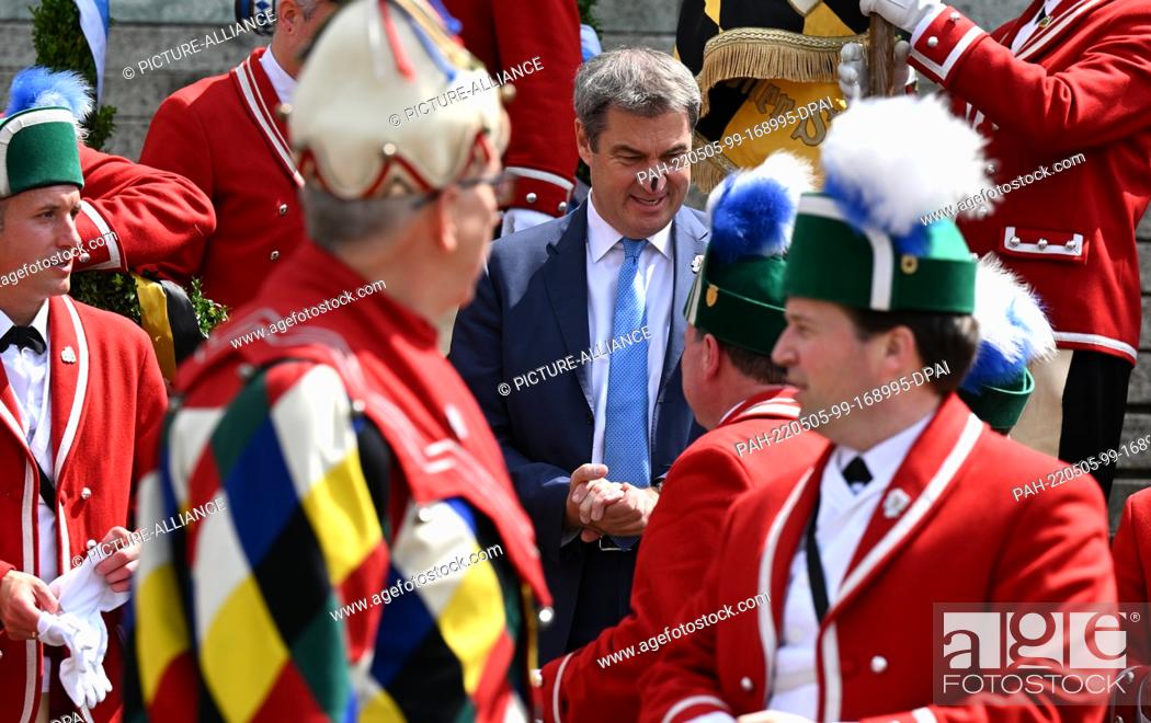 Stock Photo: 05 May 2022, Bavaria, Munich: Schäffler dance in the Hofgarten in front of the State Chancellery and are welcomed by Markus Söder (CSU).