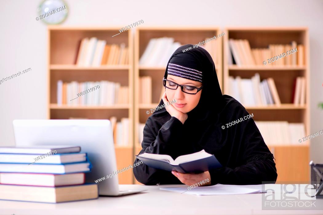 Imagen: Muslim girl in hijab studying preparing for exams.