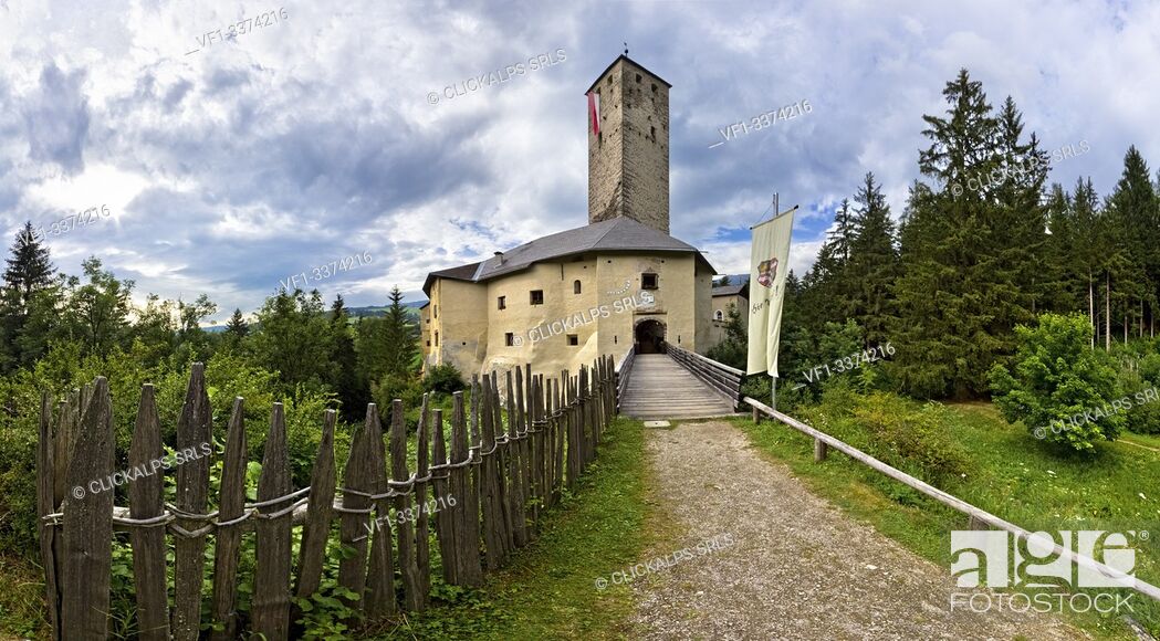Photo de stock: The Monguelfo Castle, Monguelfo, Casies Valley, Bolzano province, Trentino Alto-Adige, Italy, Europe. The fortress was built in the Middle Ages but in 1765 a.