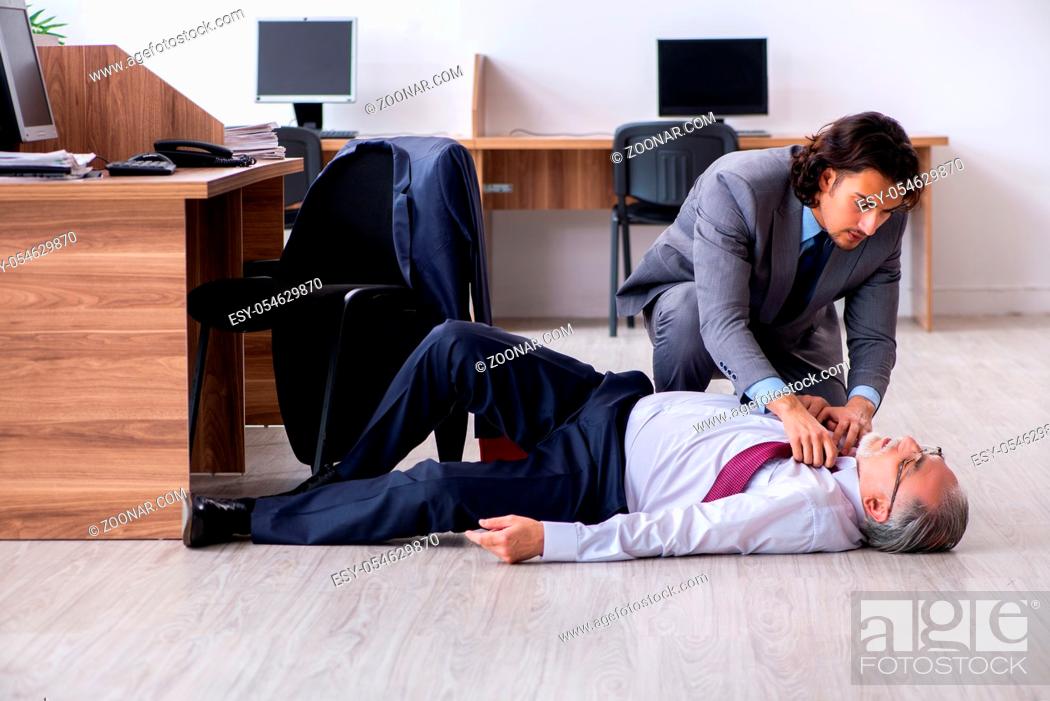 Photo de stock: The male employee suffering from heart attack in the office.