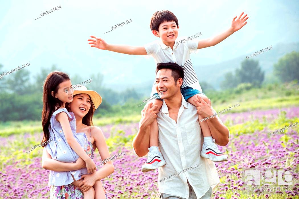 Imagen: Play in the flower sea happy family of four.