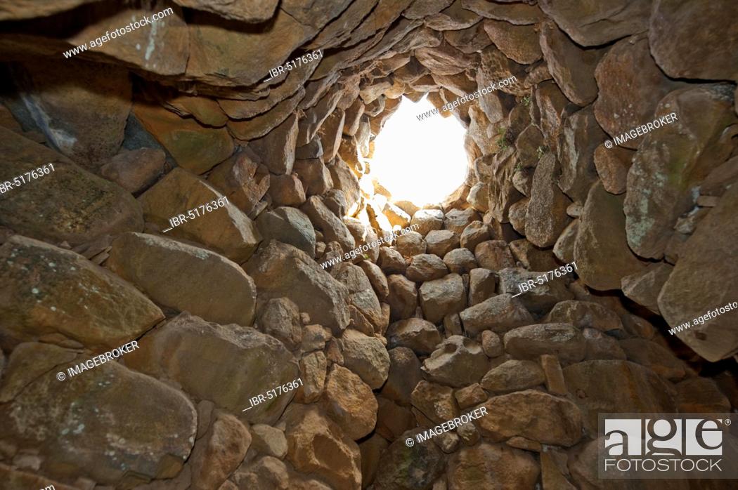 Photo de stock: Interior view of the tower of the nuraghe La Prisgiona, Europa, Valle di Capichera, Arzachena, province of Sassari, Sardinia, Italy, Europe.