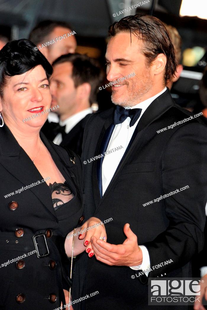 Photo de stock: Lynne Ramsay and Joaquin Phoenix attending the 'You Were Never Really Here' premiere during the 70th Cannes Film Festival at the Palais des Festivals on May 27.