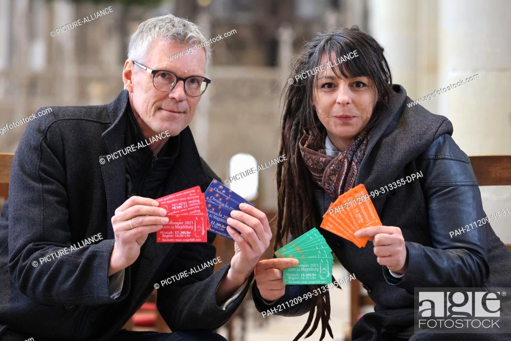 Stock Photo: 08 December 2021, Saxony-Anhalt, Magdeburg: Cathedral preacher Jörg Uhle-Wettler and Kristin Morawitz, head of the cathedral office.