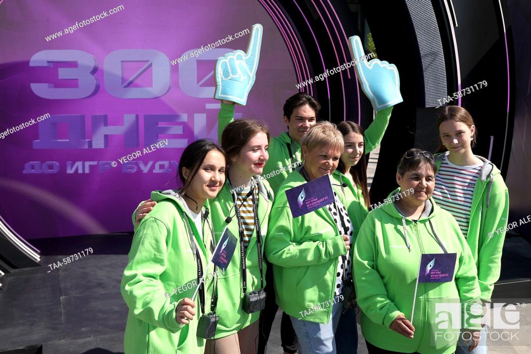 Photo de stock: RUSSIA, KAZAN - APRIL 29, 2023: People take part in a ceremony to launch a countdown clock till the start of the first Games of the Future international.
