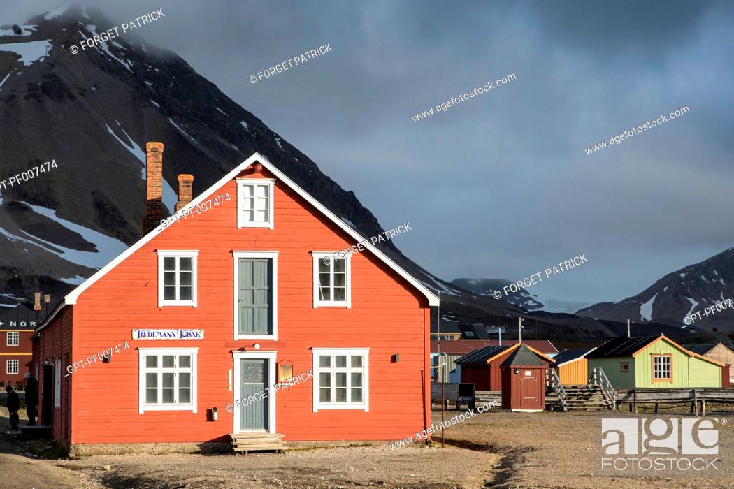 Stock Photo: COLORFUL WOODEN HOUSES OF THE FORMER COAL MINING TOWN OF VILLAGE OF NY ALESUND, THE NORTHERNMOST COMMUNITY IN THE WORLD (78 56N), SPITZBERG, SVALBARD.