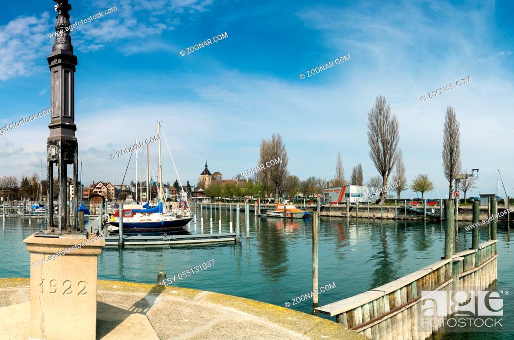 Imagen: Aarbon, SG / Switzerland - April 7, 2019: view of the harbor and old town of Arbon on the shores of Lake Constance in Switzerland.