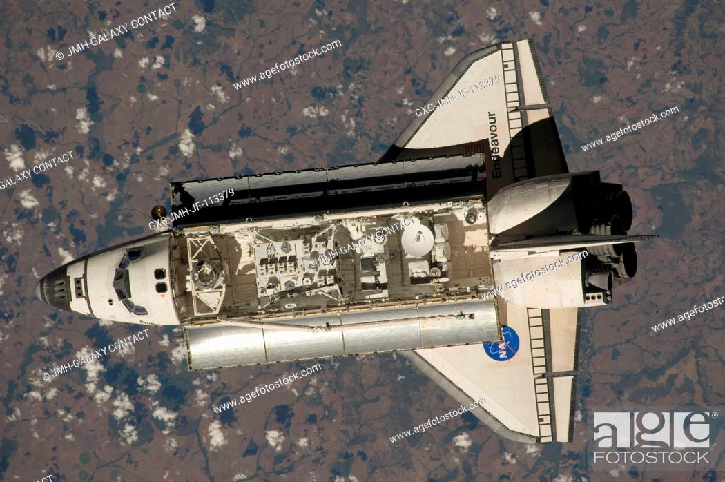Photo de stock: This view of the Space Shuttle Endeavour was one of a series provided by an Expedition 20 crewmember prior to and during a survey of the approaching vehicle.