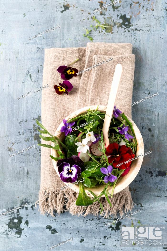 Stock Photo: Bowl of leaf salad with red radishes, cress and edible flowers.