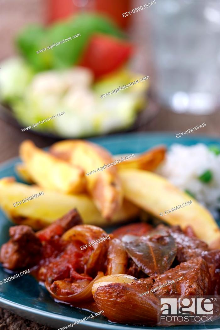 Stock Photo: griechischer Stifado Fleischeintopf mit Pommes frites.