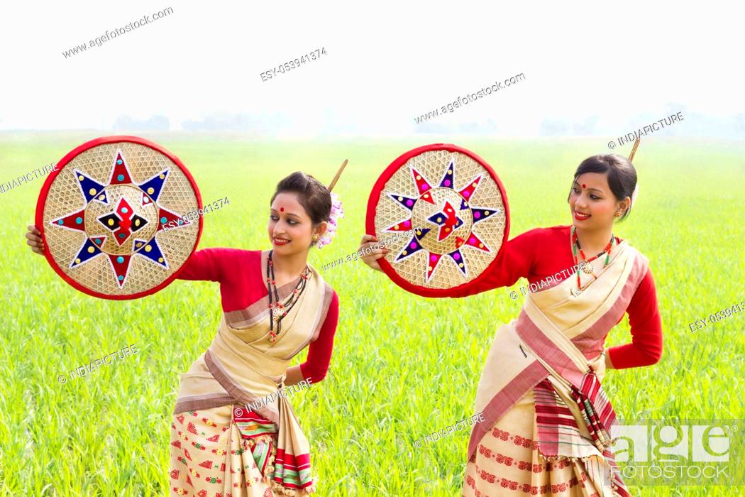 Imagen: Bihu women holding jaapis.