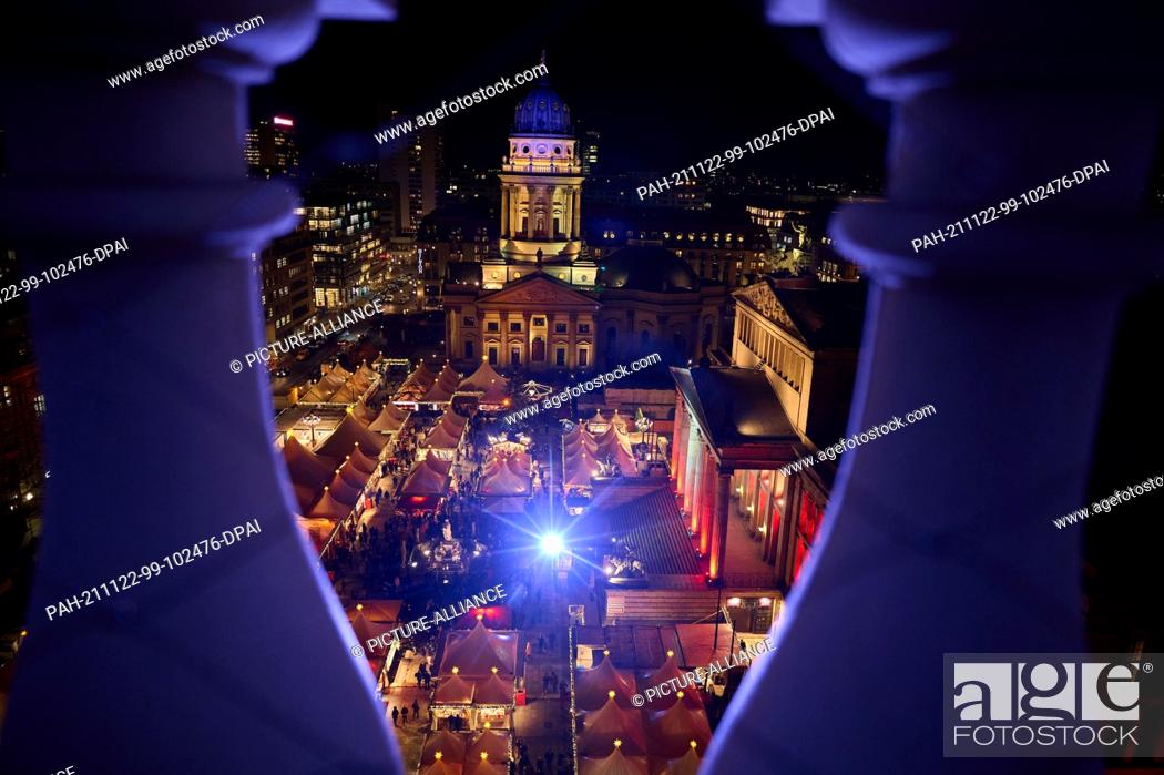 Stock Photo: 22 November 2021, Berlin: The Christmas market at the Gendarmenmarkt is illuminated and easily visible from the French Cathedral.