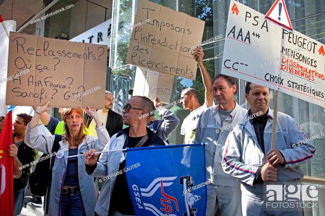 Stock Photo: DEMONSTRATION BY PSA EMPLOYEES IN FRONT OF THE CORPORATION'S HEADQUARTERS AGAINST THE CLOSING OF THE FACTORY IN AULNAY SOUS BOIS DURING A MEETING OF THE CENTRAL.