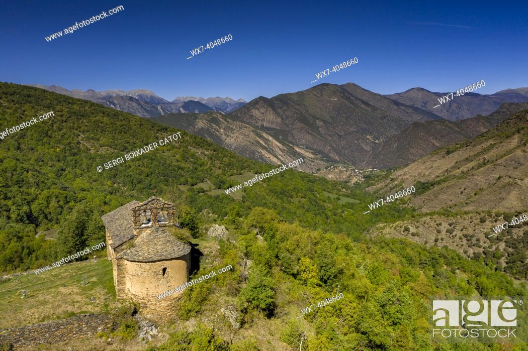 Imagen: Aerial view of the church of Santa EulÃ lia and the town of Alendo and the Coma de Burg valley with green fields (Pallars SobirÃ , Lleida, Catalonia, Spain.