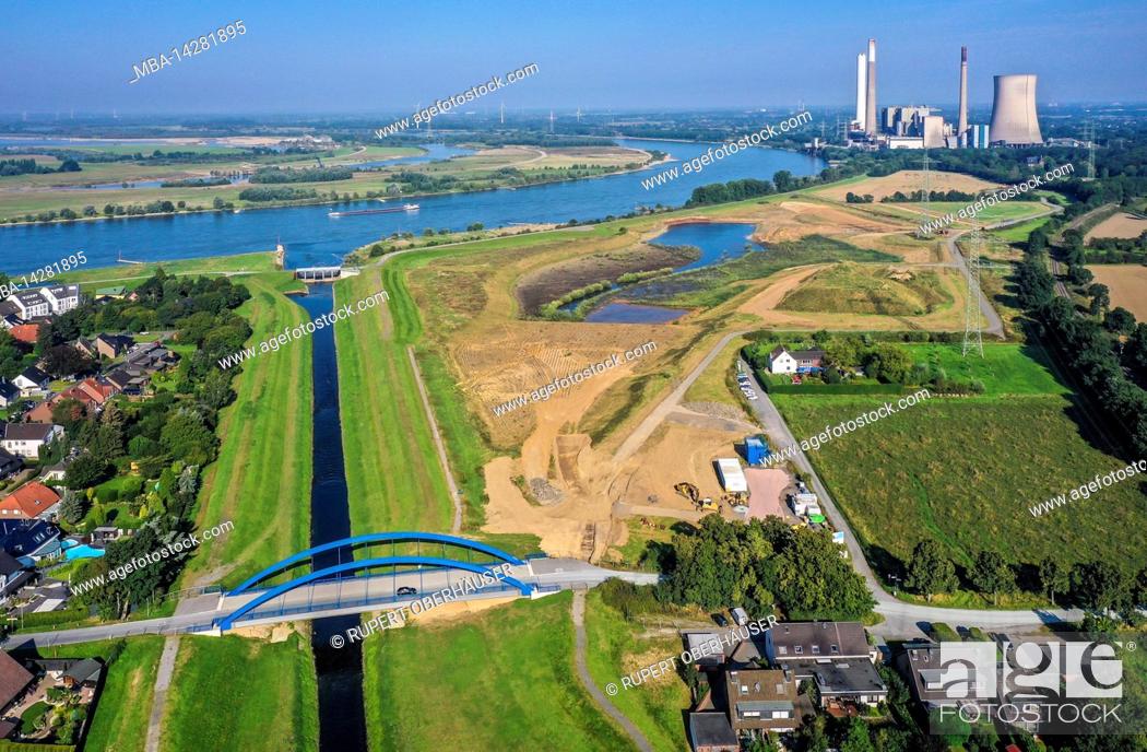Imagen: Dinslaken, North Rhine-Westphalia, Germany - Emschermuendung into the Rhine. On the right, the construction site of the new Emscher river mouth in front of the.