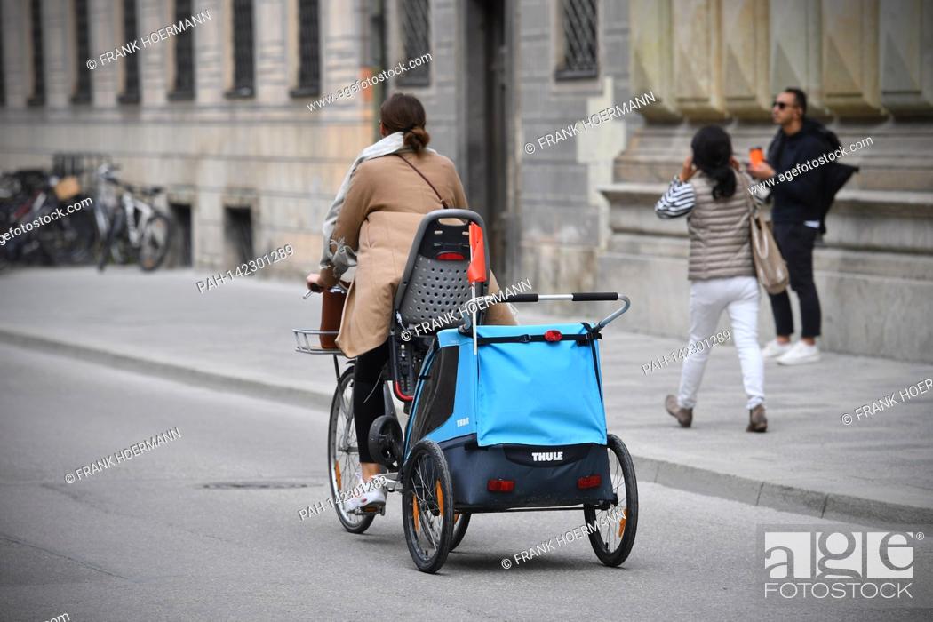 Stock Photo: Topic picture: Cyclists with bicycle trailers and pedestrians on the streets in the city center in Muenchen. Old town, bicycle trailer, woman, mother.