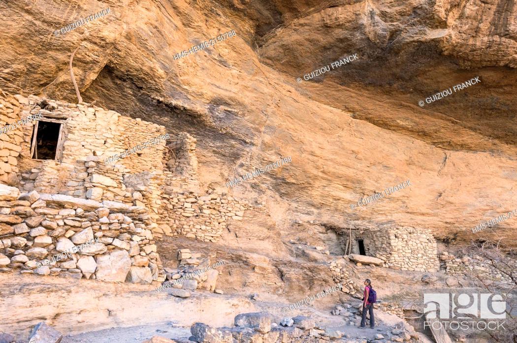 Stock Photo: Sultanate of Oman, gouvernorate of Ad-Dakhiliyah, Djebel Shams in the Al Hajar Mountains range, the Grand Canyon of Arabia or Wadi an Nakhur Gorge.