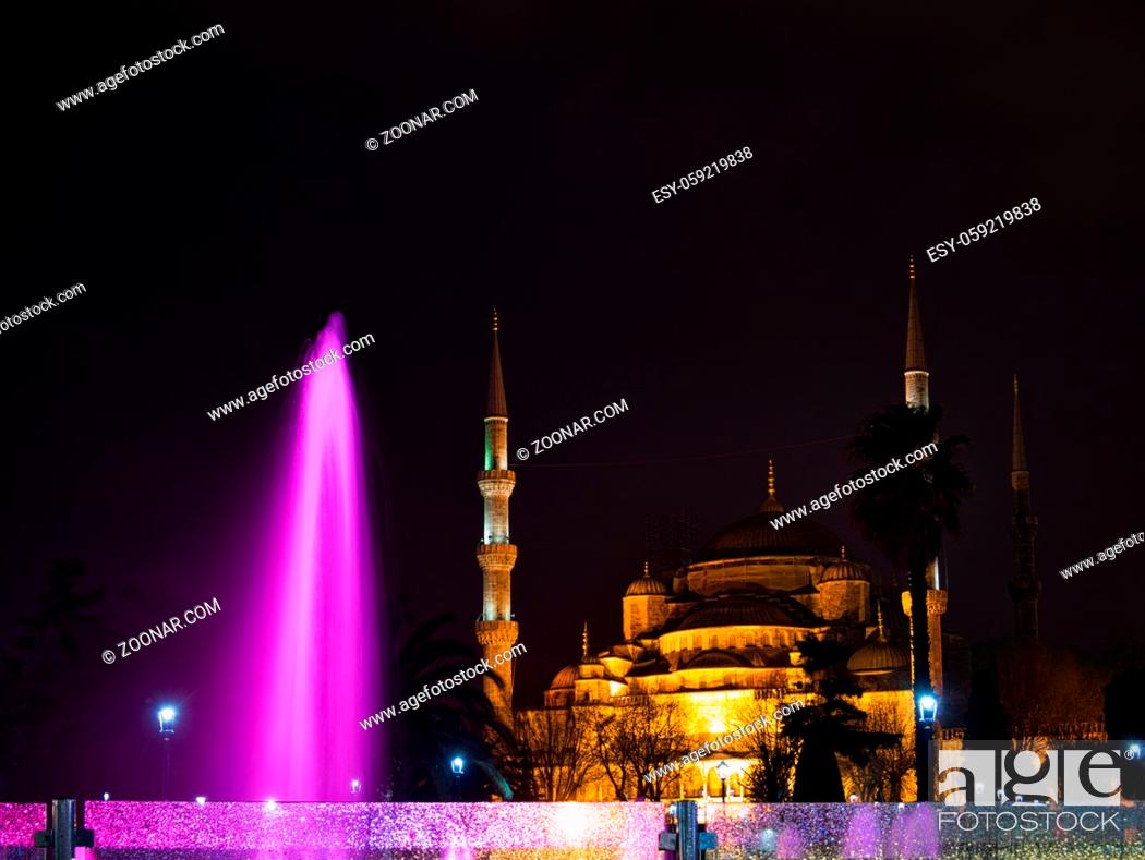 Stock Photo: Ein bunter Springbrunnen vor einer beleuchteten Moschee in Istanbul.