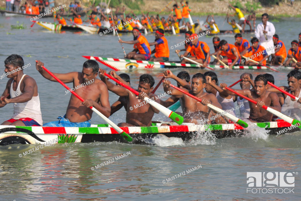 Photo de stock: Traditional boat race also known as Nouka Baich in the Buriganga River Dhaka, Bangladesh Dhaka, Bangladesh October 18, 2008.