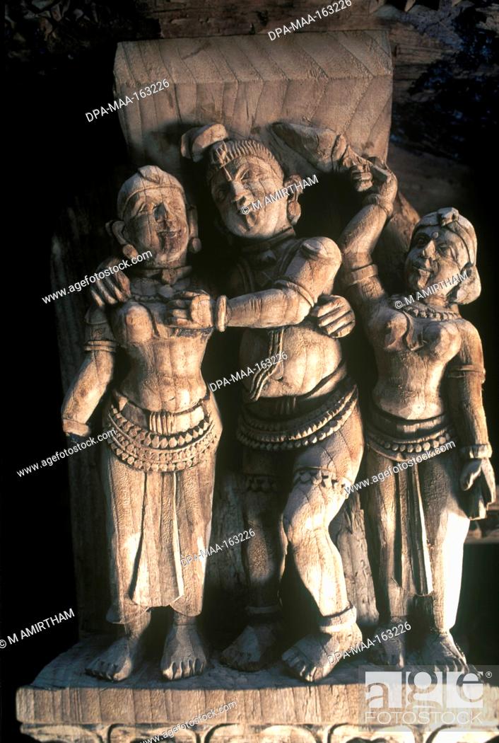 Nayak King Love Wooden Statues In Old, Wooden Indian Statue Life Size In India
