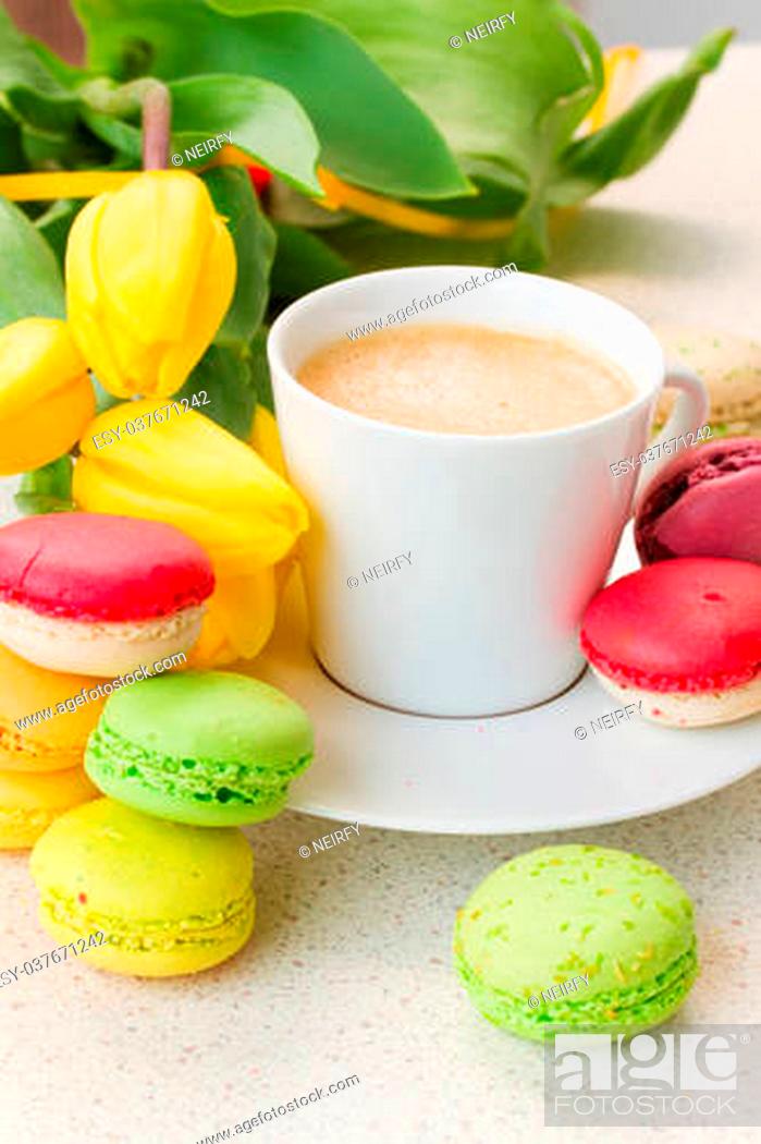 Imagen: breakfast with coffee, spring tulips and macaroons.
