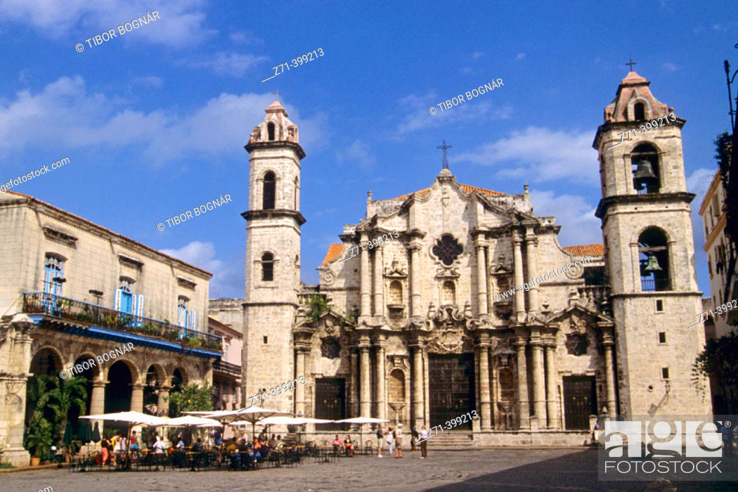 Stock Photo: View of Plaza de la Catedral and San Cristobal Cathedral (Catedral de San Cristobal). Havana, Cuba.