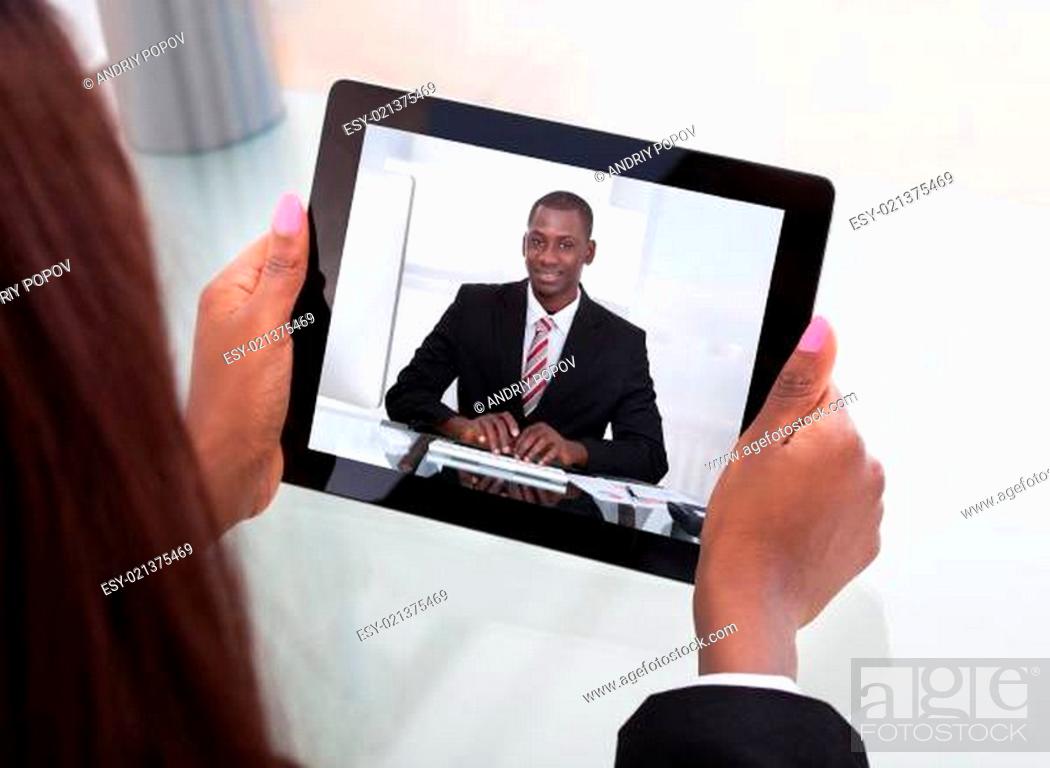 Imagen: Businesswoman Attending Video Conference With Colleague On Digital Tablet.