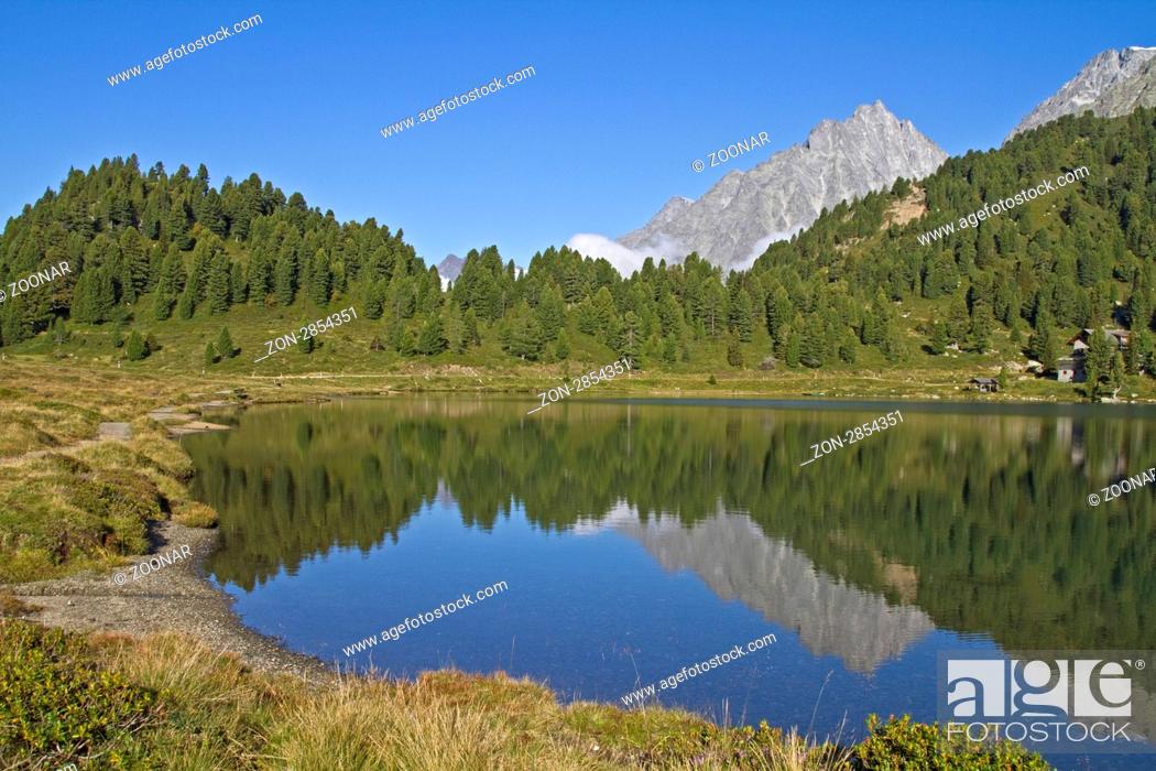 Stock Photo: Der idyllische Obersee auf der Passhöhe des Staller Sattels.
