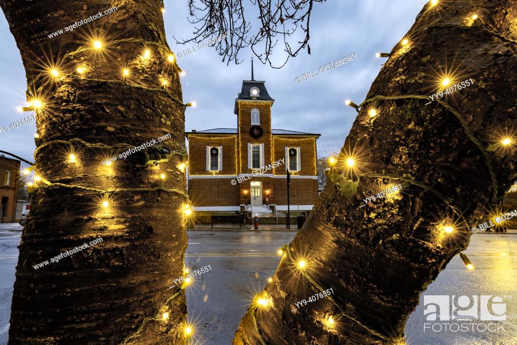 Photo de stock: Holiday Lights at the Transylvania County Courthouse - Main Street, Brevard, North Carolina, USA.