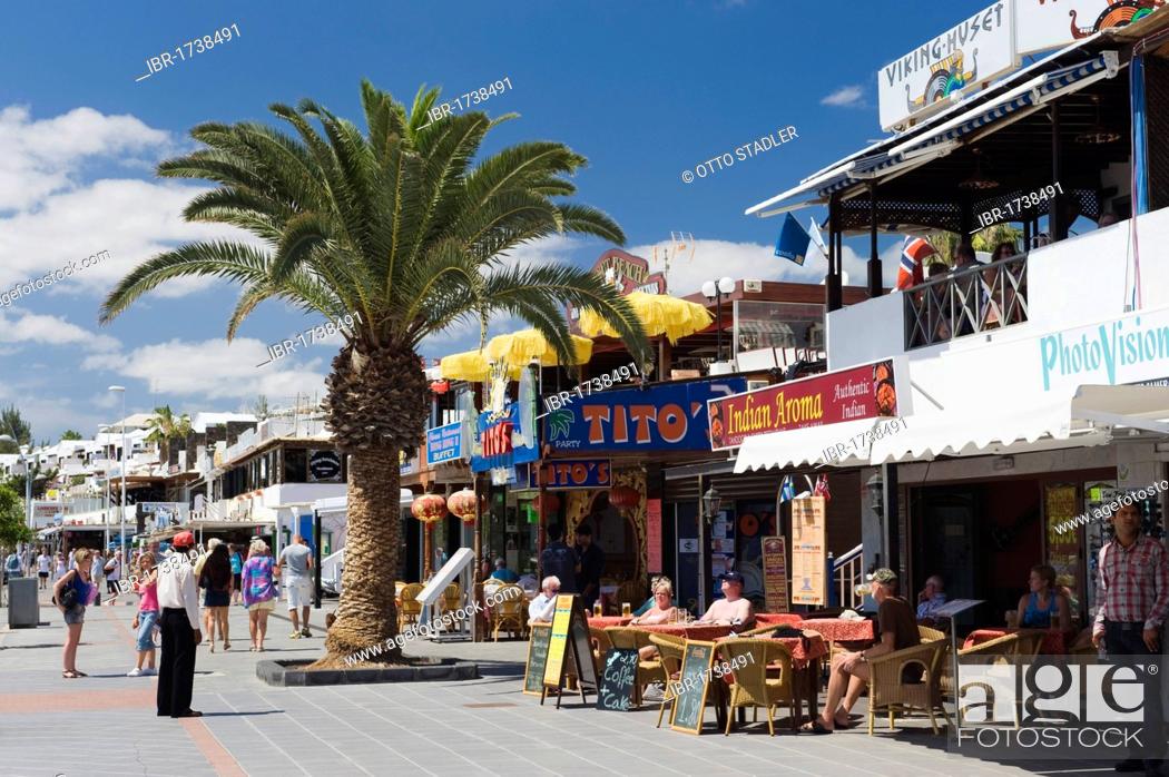 casamentero Suburbio Café Shops and restaurants along the beach promenade, Avenida de las Playas,  Puerto del Carmen, Lanzarote, Foto de Stock, Imagen Derechos Protegidos  Pic. IBR-1738491 | agefotostock