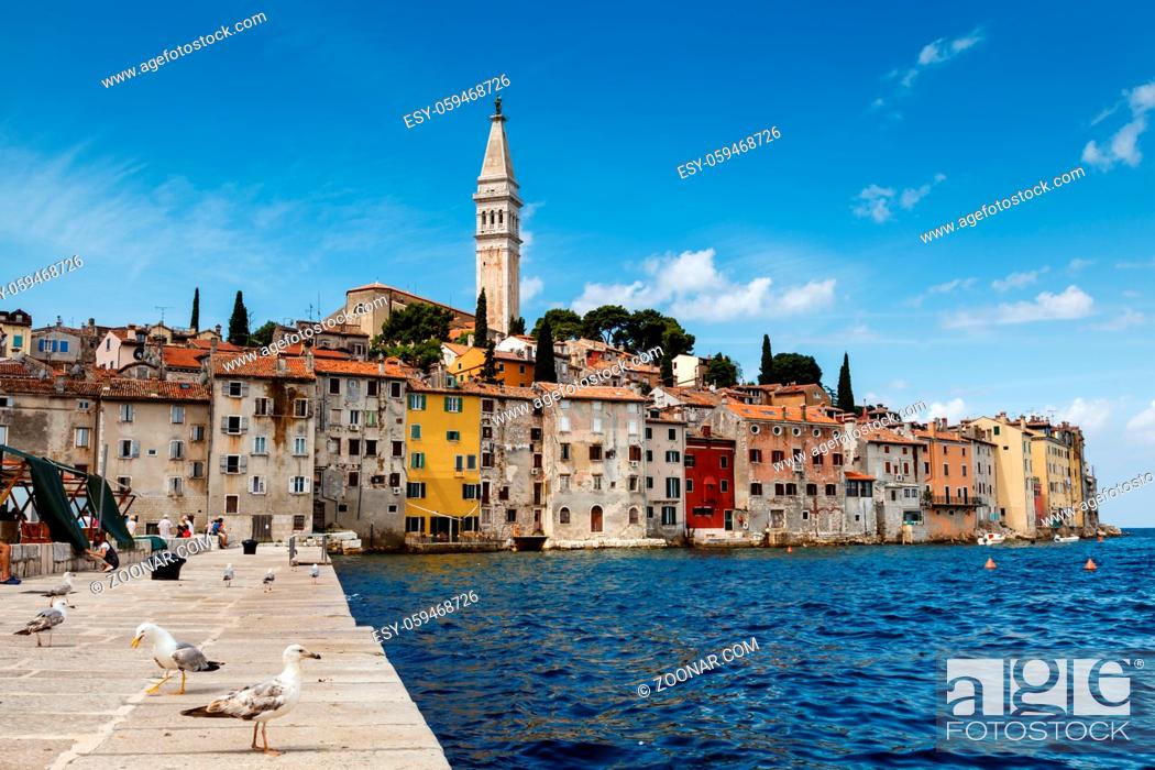 Photo de stock: The Pier and the City of Rovinj on Istria Peninsula in Croatia.
