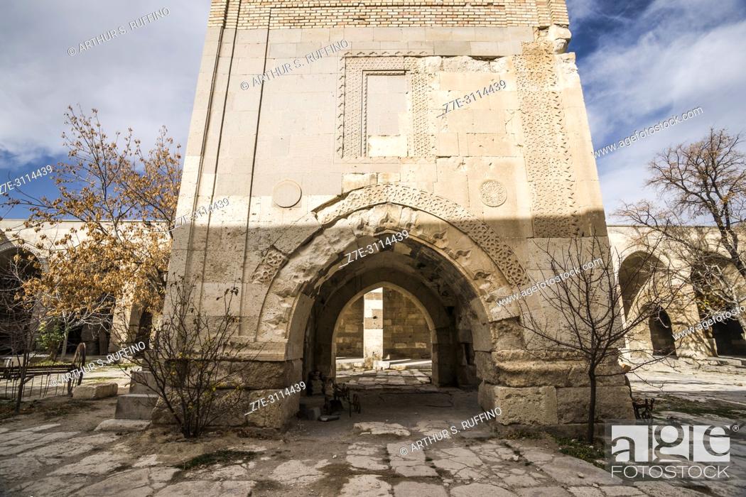 Photo de stock: Small courtyard mosque with arched base. Kiosk Mescit (pavilion mosque). Caravanserai of Agzikarahan, 13th century caravan inn for merchants, Cappadocia, Turkey.