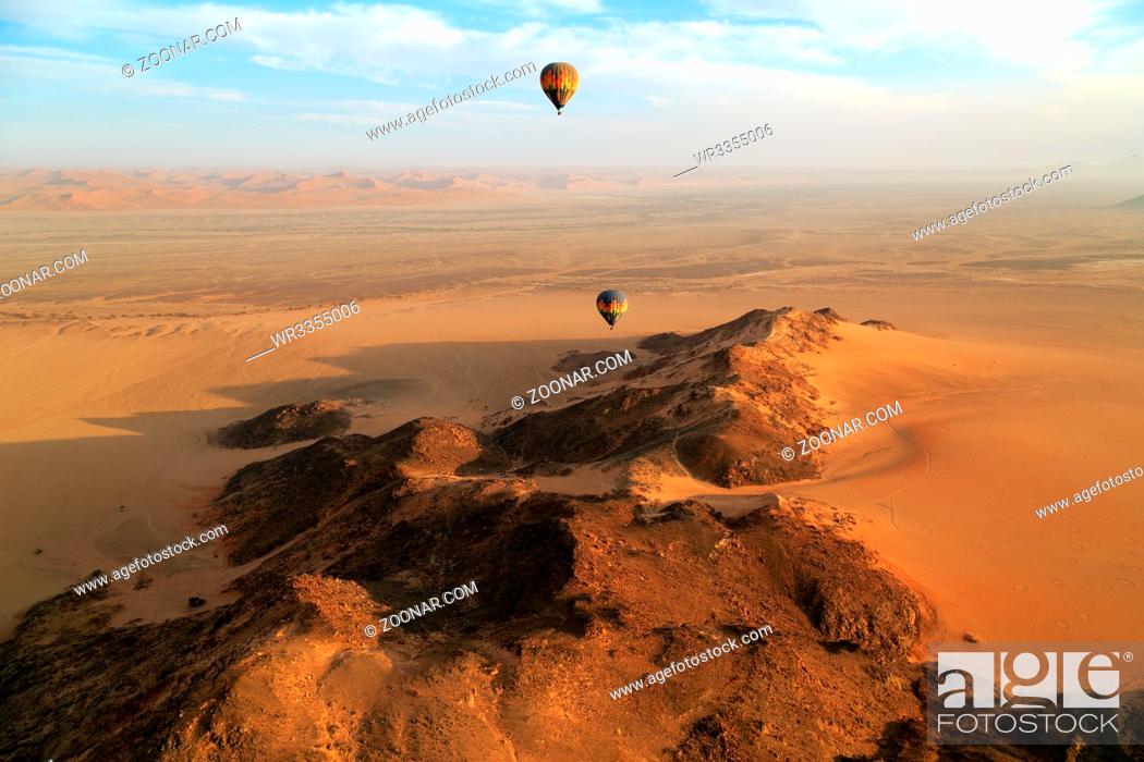 Stock Photo: Fahrt im Heißluftballon über der Namib im Namib-Naukluft Nationalpark in Namibia.