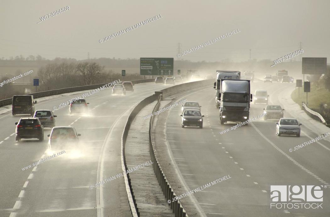 Imagen: UK Bedfordshire -- 12 Feb 2014 -- Hazardous conditions on the busy A421 near Bedford England UK this afternoon as high winds from a large Atlantic storm caused.